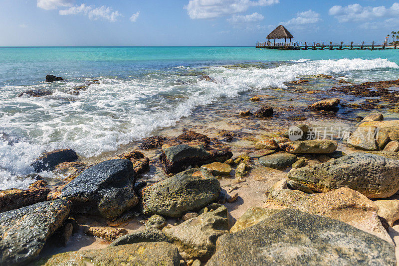 海滩景观-多米尼加海滩-加勒比海-海滩与岩石在第一计划