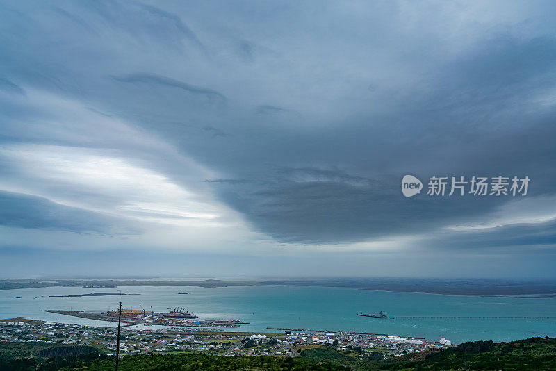 悬崖山观景台，鸟瞰悬崖镇和历史地标斯特灵点，新西兰最南端的城镇