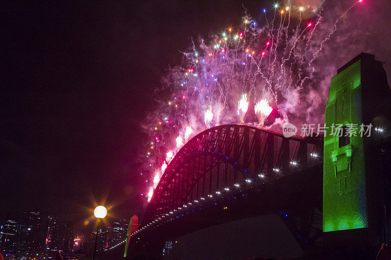 悉尼海港大桥在2020年新年前夜的烟花欢迎秀上