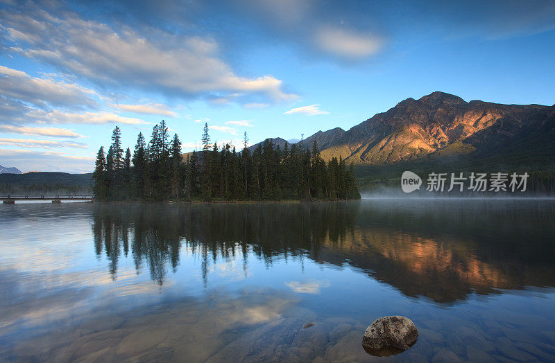 金字塔湖在碧玉在纯净的夏天早晨