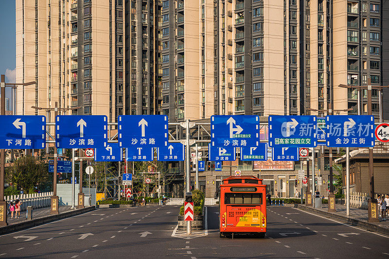 高速公路通往重庆市郊高住宅区