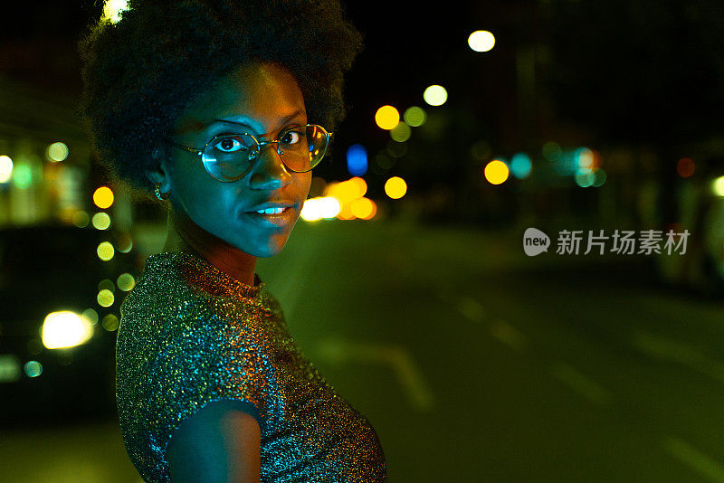 一个年轻女子在晚上过马路