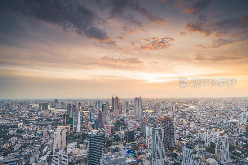 全景城市景观商业区(silom，沙顿，曼谷，曼谷，泰国黄昏