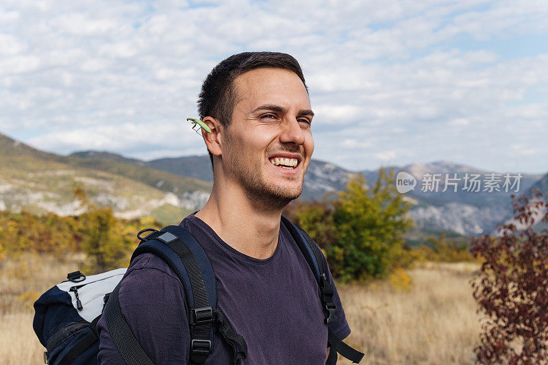 可爱的男性徒步旅行者为自己找到了登山探险的伙伴