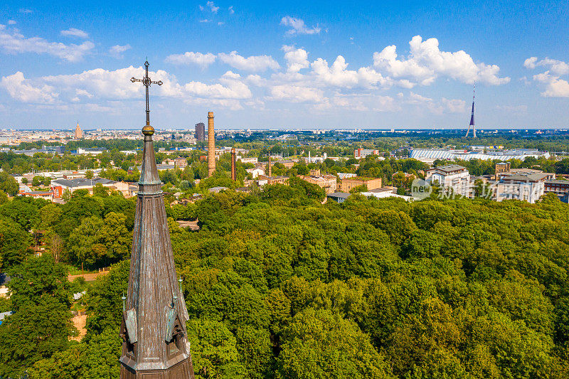 公园中央的古典路德教堂，可以看到里加城市的美丽景色。