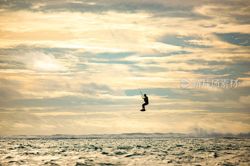 Kiteboarder飞高。