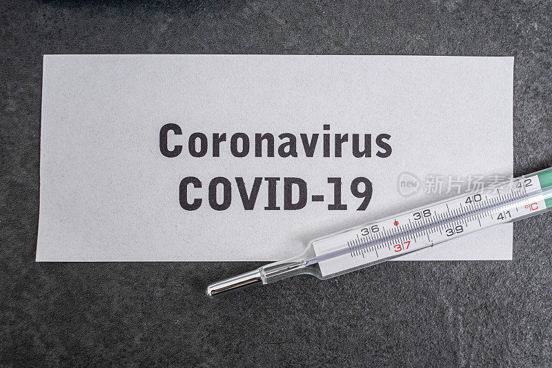 冠状病毒和旅游概念。注意COVID-19和护照。