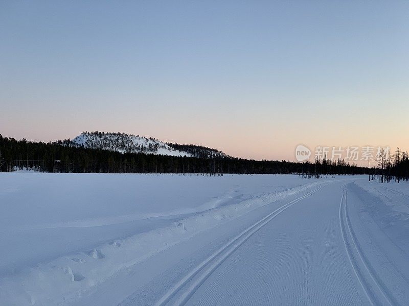 黎明时分，雪地上