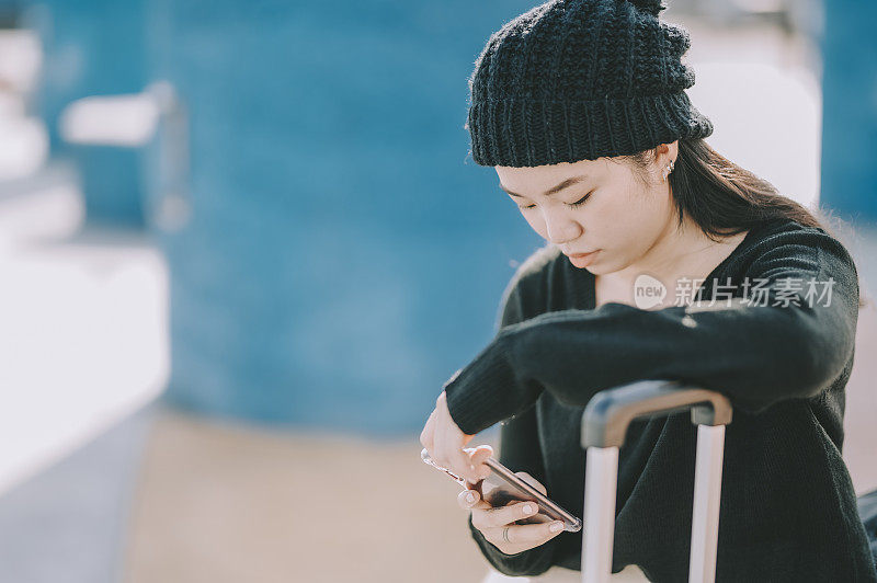 一位年轻的亚洲华人女孩在东南亚的马来西亚槟城旅游