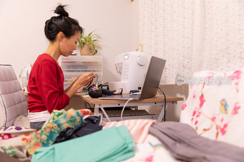 一名日本妇女在家里制作面具