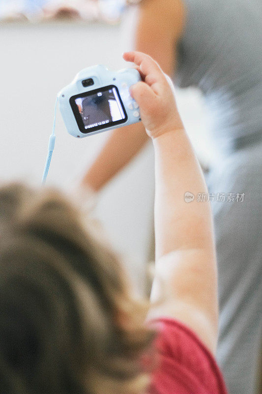 儿童使用小型相机