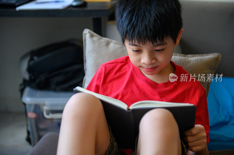 亚洲男孩在家学习
