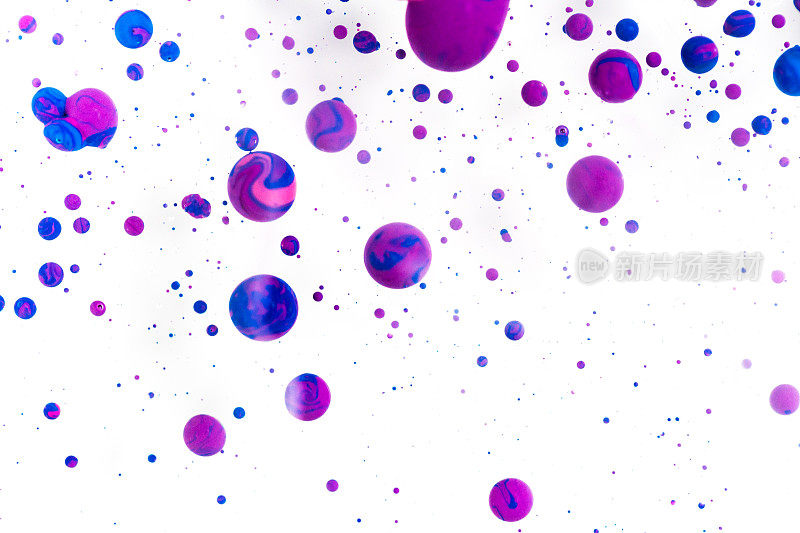 水里的宏观抽象紫色颜料