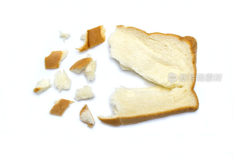 一片新鲜的面包和碎面包屑孤立在白色的背景。
