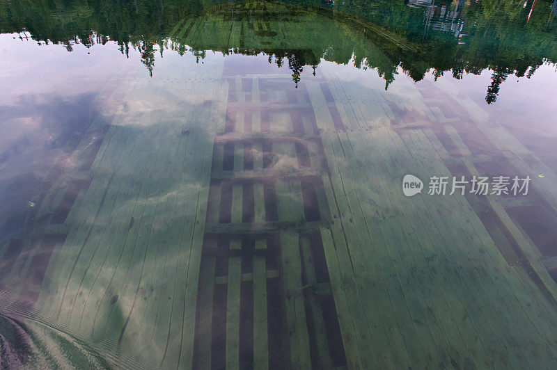 在加拿大托博莫里的大浴池港口的船只残骸