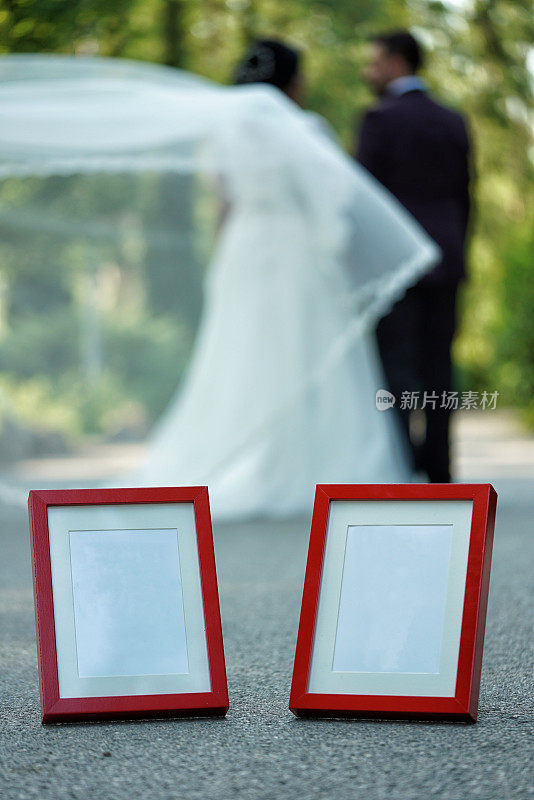两个红色框架是在道路上新娘和新郎在背景聚焦前景