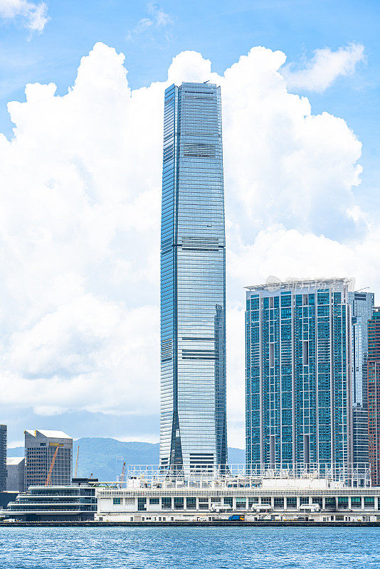 维多利亚港的香港天际线