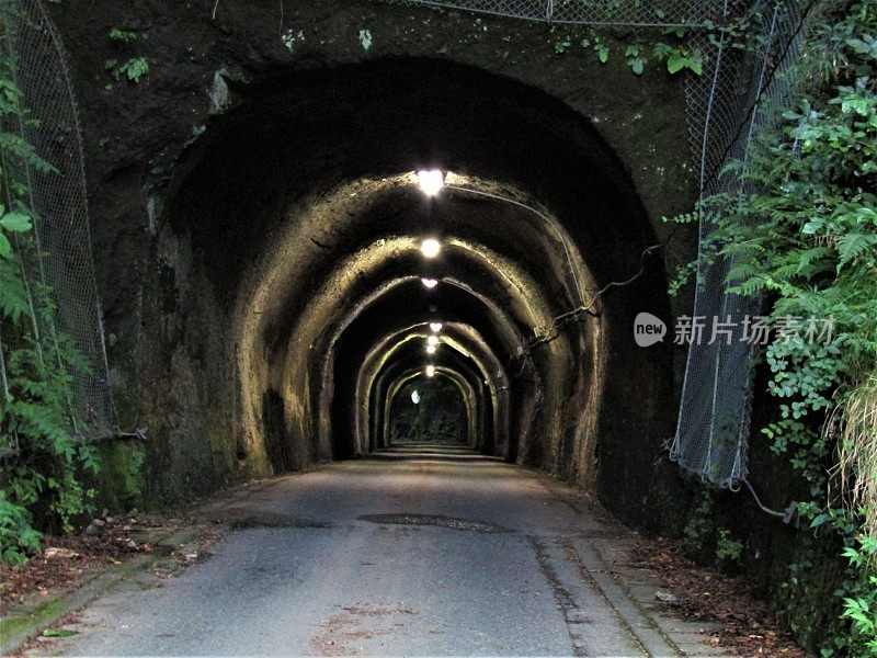 日本。7月。没有结局的隧道。