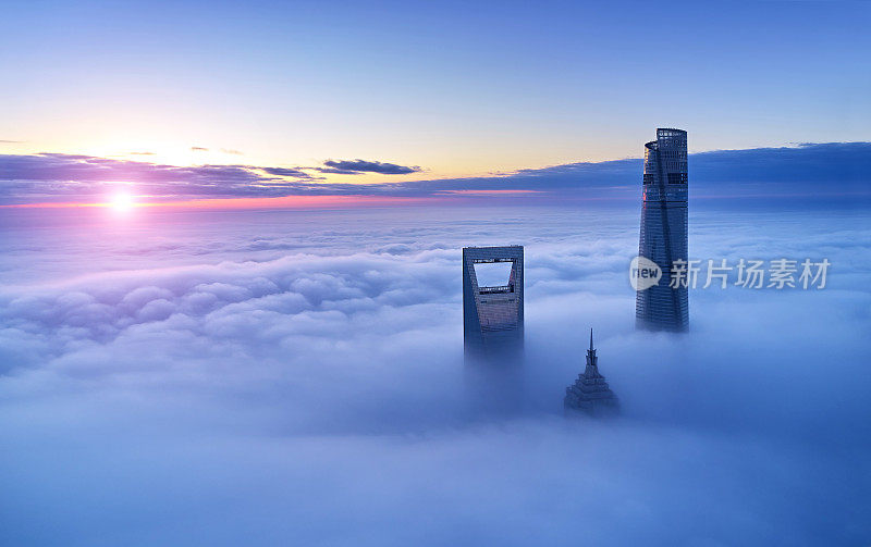 浓雾笼罩下的上海地标摩天大楼