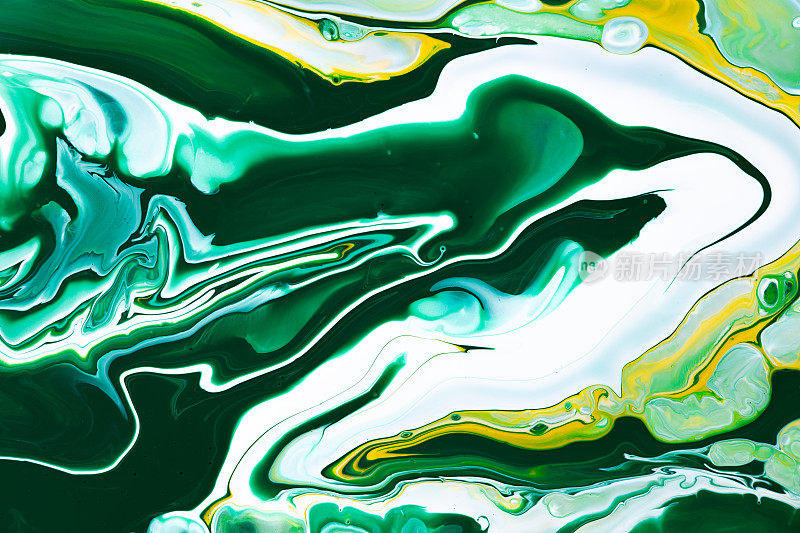 流体艺术纹理。抽象背景与漩涡油漆效果。液体丙烯酸图片与流动和飞溅。旗帜或墙纸的混合涂料。黄色，翠绿色和白色溢出颜色。