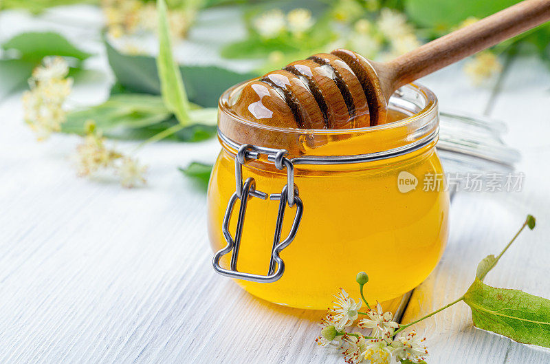 一罐酸橙蜂蜜和一个木勺。