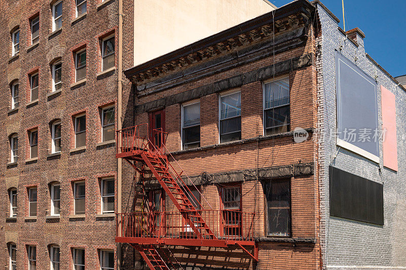 带有钢制防火楼梯和复制空间的纽约市老公寓大楼