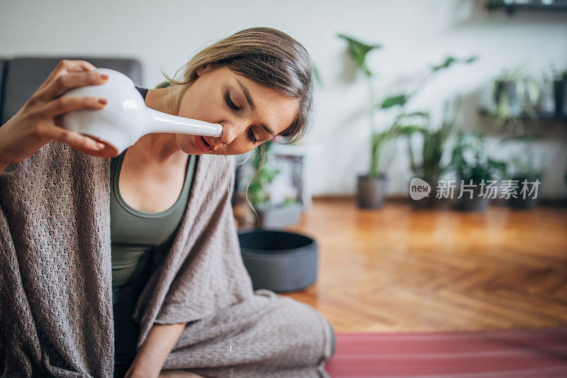 漂亮女人用洗鼻壶