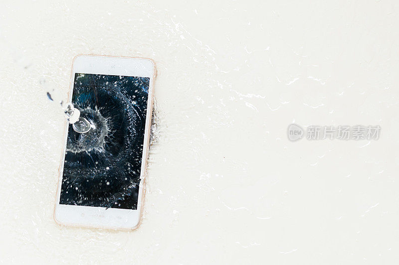 手机掉进水里。电话和水滴