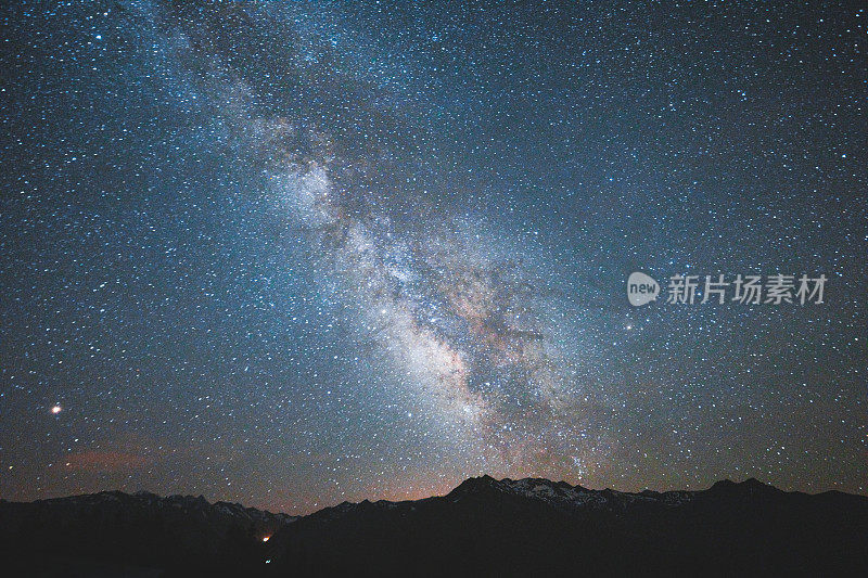 夜景和银河天空与山的背景