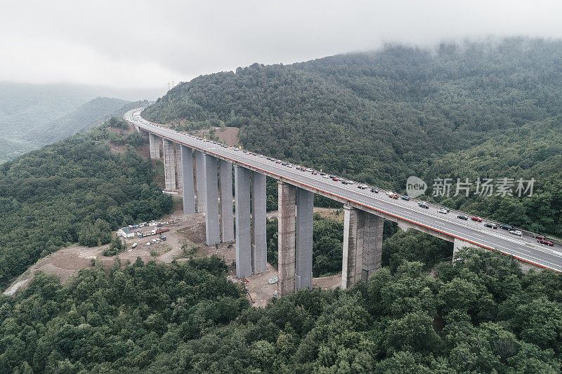 在高峰时间开车穿过交通堵塞。2019冠状病毒病大流行期间，首都城市入口处出现严重交通堵塞的公路桥鸟瞰图。忙碌的生活，俯视图，城市景观。