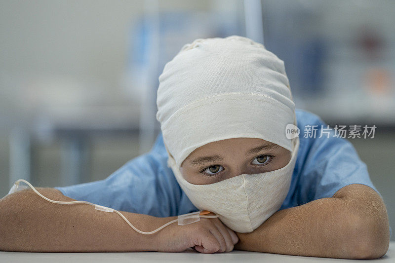 年轻女性肿瘤患者戴口罩