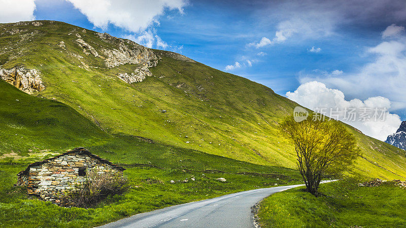 伊泽兰坳:法国阿尔卑斯山脉上的山路和绵延起伏的风景-法国的萨伏伊