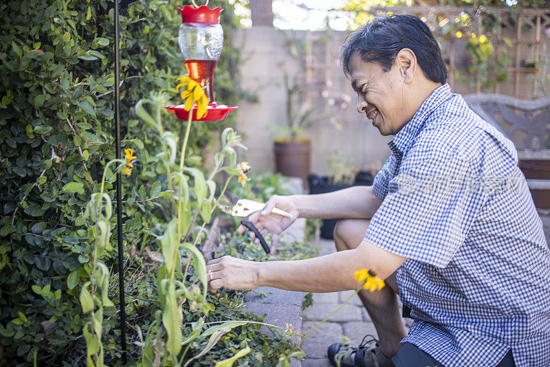 菲律宾男子在家中园艺