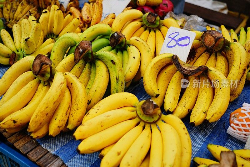 户外食品市场的香蕉