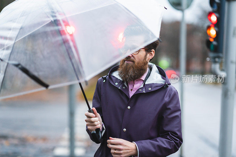 在雨中折伞