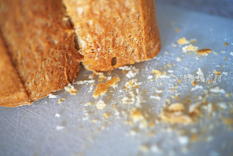 切菜板上未切的面包