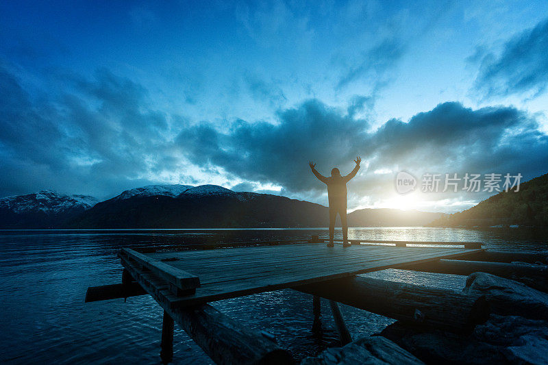 长着胡须的渔民肖像:晚上在峡湾边穿着雨衣