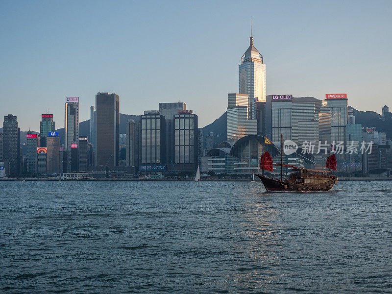 日落时分，香港维多利亚港的舢板