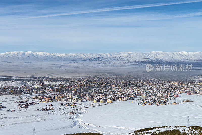 冬天的白雪皑皑的帕兰多肯山脉和埃尔祖鲁姆城市。