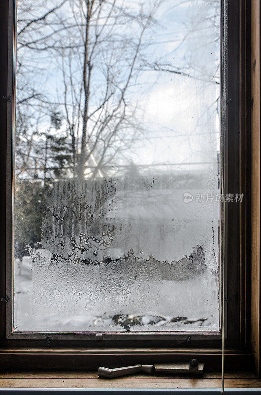 窗户上凝结和结霜