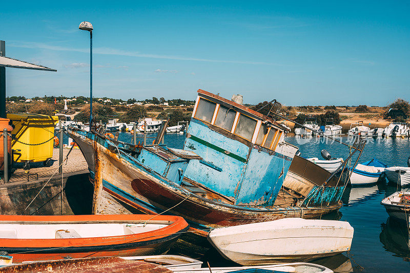 葡萄牙富塞塔，阳光下的小船