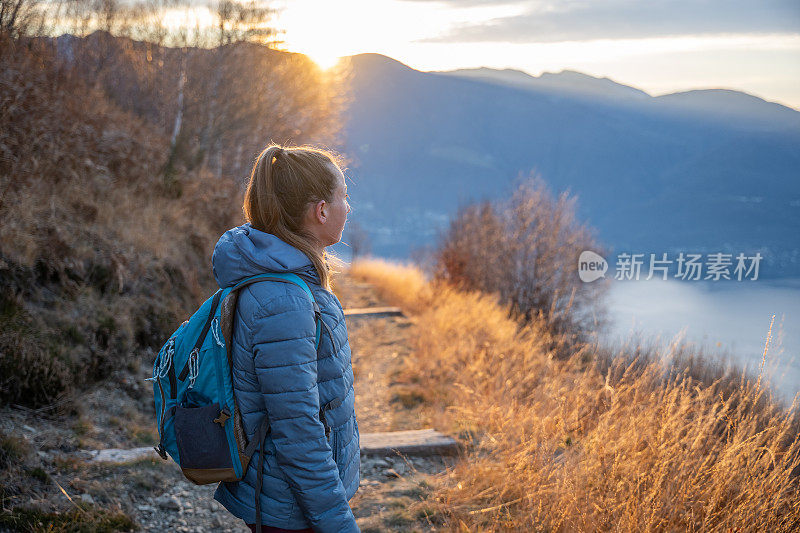 女徒步旅行者从山间小径眺望风景