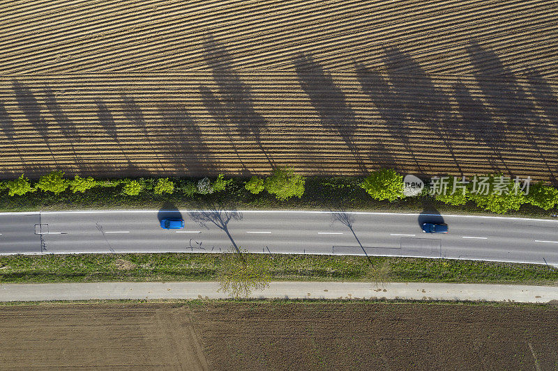 春日里乡间小路上的汽车