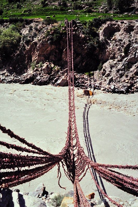 绳索桥跨越