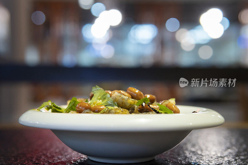 传统的中国凉菜开胃菜，名为凉拌鱼皮