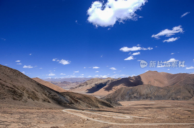 蜿蜒的道路，西藏高原的乡村景色，西藏自治区，中国