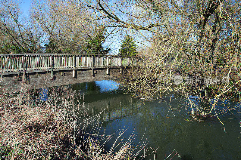 英国威尔特郡春季初，埃文河上的人行桥