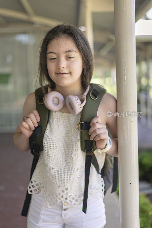 美丽的女孩与唐氏综合症微笑和看镜头