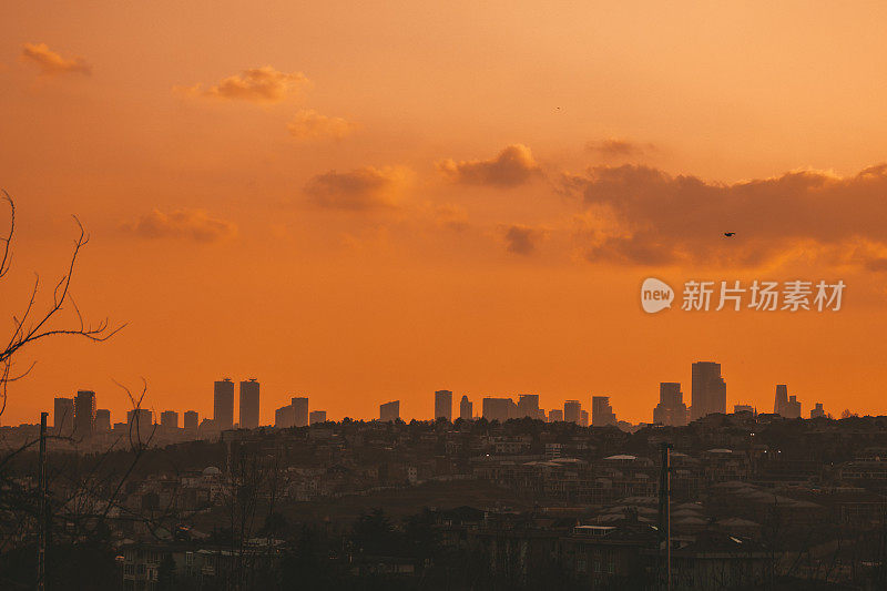 日落市景，橙色气氛，升起的太阳，城市景观，伊斯坦布尔Maslak，建筑建筑剪影