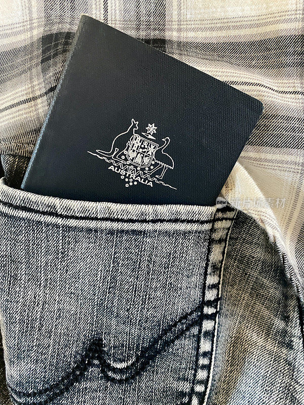 牛仔裤口袋里的澳大利亚护照
